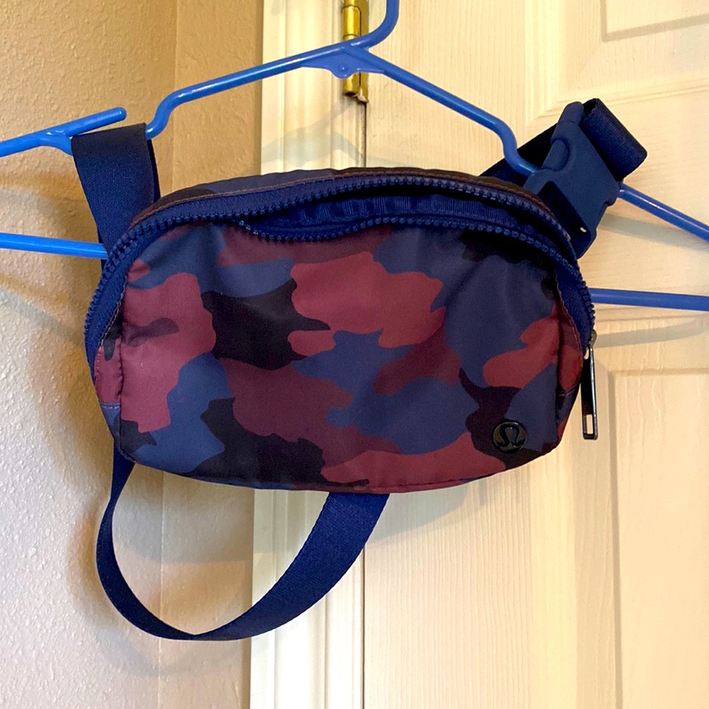 Lululemon Everywhere Camo belt bag NWOT